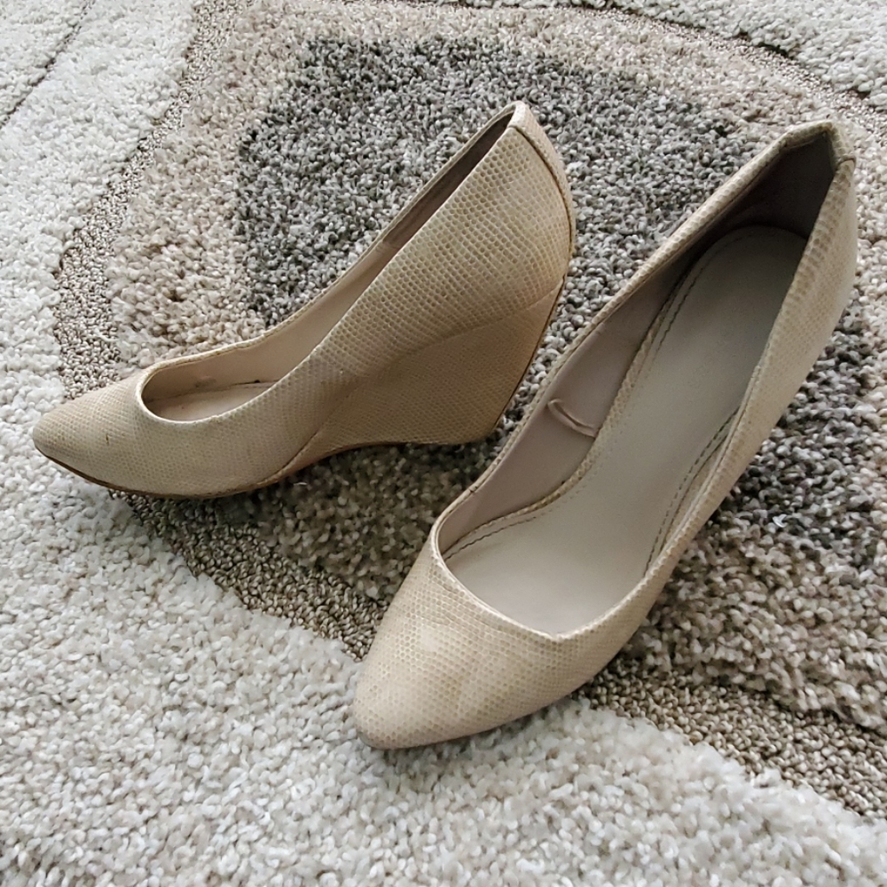 Snakeskin textured natural wedge heels